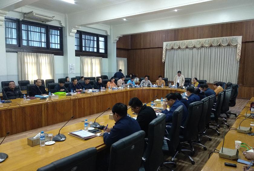 ဒီဇင်ဘာ ၉ ရက်က ရန်ကုန်မြို့ မြို့တော်ခန်းမတွင် ပြုလုပ်ခဲ့သည့် သတင်းစာရှင်းလင်းပွဲကို တွေ့ရစဉ် (ဓာတ်ပုံ- ပြည့်ဖြိုးအောင်)