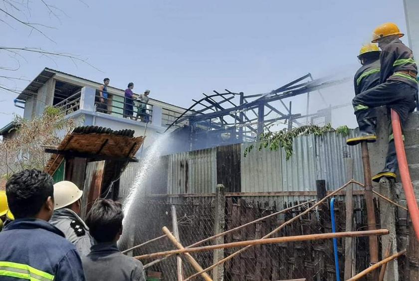 မီးသတ်တပ်ဖွဲ့ဝင်များ ငြိှမ်းသတ်နေစဉ် (ဓာတ်ပုံ-မန္တလေးတိုင်းဒေသကြီး မီးသတ်ဦးစီးဌာန)