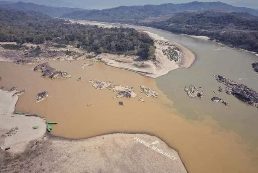 ရွှေအပါအဝင် သယံဇာတတူးဖော်မှု အကျိုးဆက်ကြောင့်  ဧရာဝတီမြစ်ဆုံတွင် မြစ်ရေနောက်ကျိနေသည်ကို ဖေဖော်ဝါရီ ၂၃ ရက်က တွေ့ရစဉ်