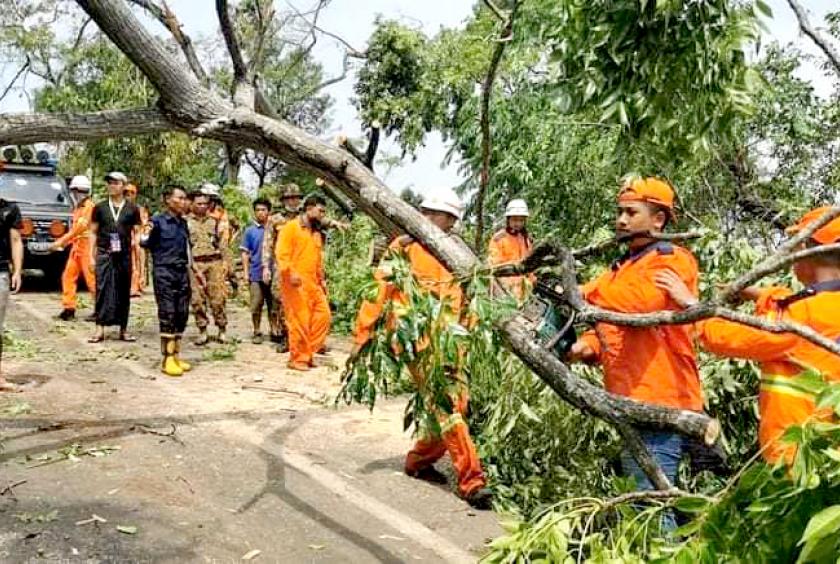 ပြိုလဲနေသည့် သစ်ပင်များအား မီးသတ်တပ်ဖွဲ့ဝင်များက ဖယ်ရှားရှင်းလင်းနေစဉ် (ဓာတ်ပုံ- Htet Naing Zaw)