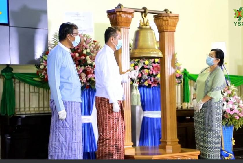 ရန်ကုန်စတော့အိတ်ချိန်းသို့ EFR ကုမ္ပဏီ စာရင်းဝင်ခြင်း အောင်ဇေယျတု ခေါင်းလောင်း တီးခတ်နေမှု မြင်ကွင်းကို တွေ့ရစဉ်