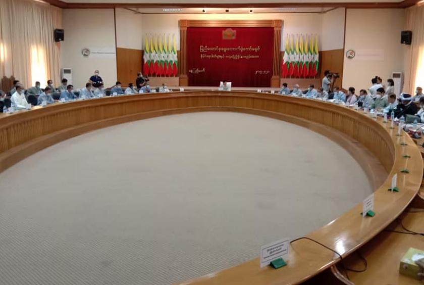 မေလ ၂၁ ရက်က နေပြည်တော်တွင် ရွေးကောက်ပွဲကော်မရှင်နှင့် နိုင်ငံရေးပါတီများ တွေ့ဆုံဆွေးနွေးစဉ်