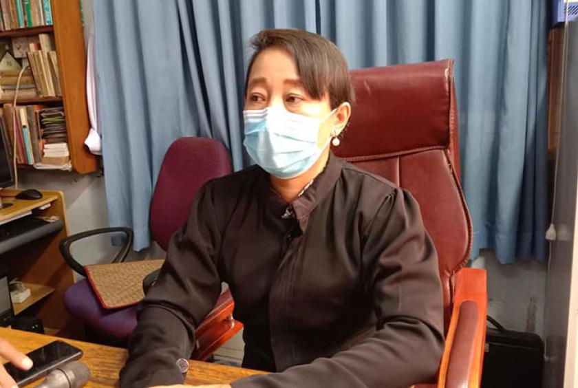 သမ္မတ၊ အတိုင်ပင်ခံပုဂ္ဂိုလ်နှင့် ဒေါက်တာမျိုးအောင်တို့၏ အမှုရုံးချိိန်းအပြီးတွင် တရားလွှတ်တော်ရှေ့နေက သတင်းစာရှင်းလင်းပွဲ ပြုလုပ်နေစဉ်