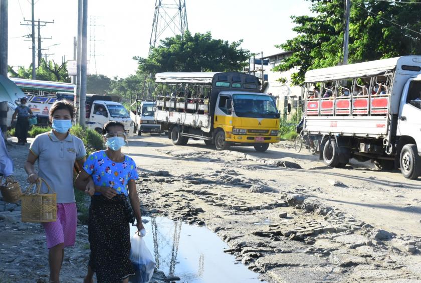 လှိုင်သာယာစက်မှုဇုန်တွင် လုပ်ငန်းခွင်ဝင်မည့် အလုပ်သမားကို တွေ့ရစဉ် 