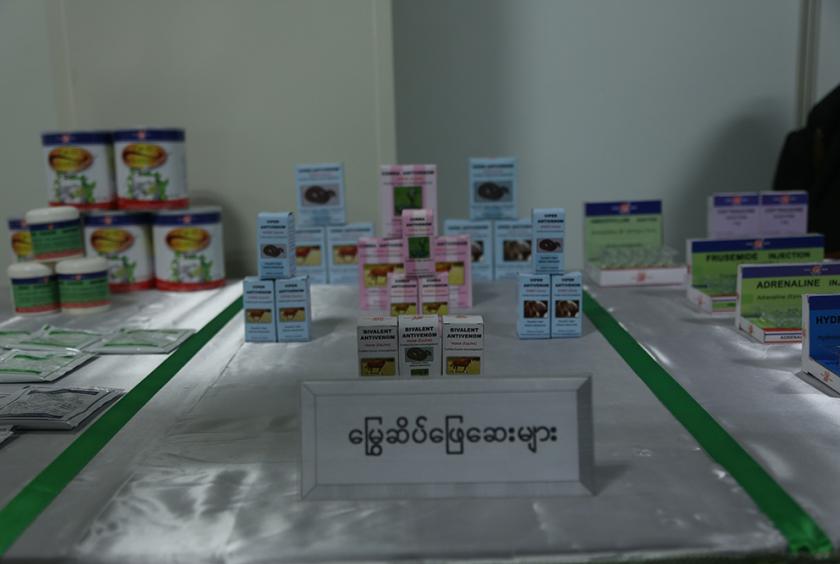 ဆေးဝါးစက်ရုံ (အင်းစိန်) က ထုတ်လုပ်လျက်ရှိသော မြွေဆိပ်ဖြေဆေးများကို တွေ့ရစဉ်
