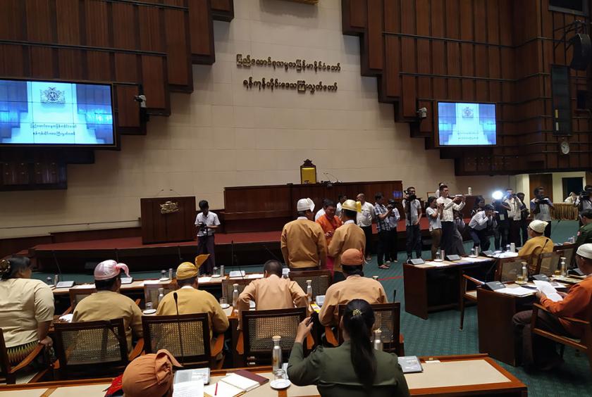 စက်တင်ဘာ ၁၉ ရက်တွင် ပြုလုပ်ခဲ့သည့် ရန်ကုန်တိုင်းဒေသကြီး လွှတ်တော်အစည်းအဝေးကို တွေ့ရစဉ်