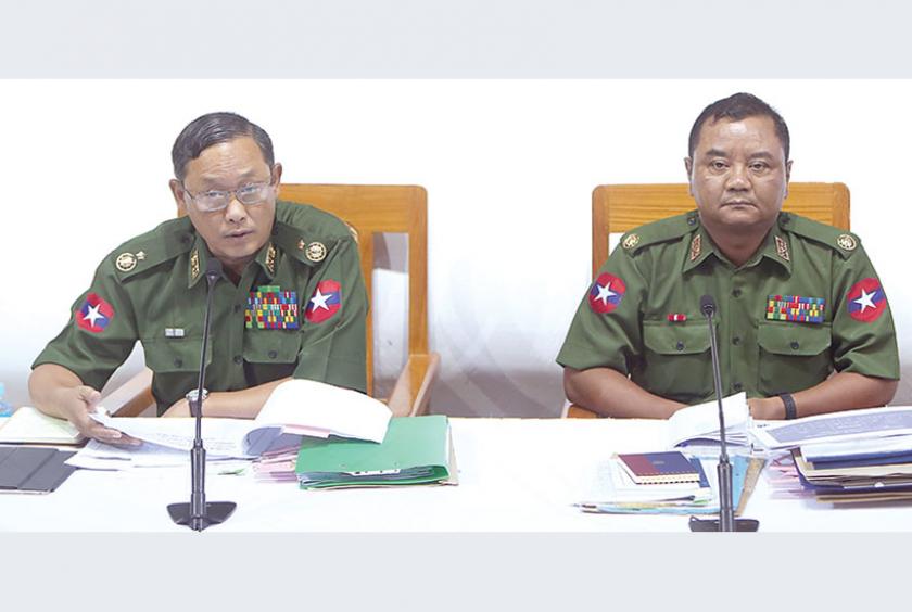 စက်တင်ဘာ ၂၈ ရက်က ပြုလုပ်သည့် သတင်းစာရှင်းလင်းပွဲတွင် ဗိုလ်ချုပ်ထွန်းထွန်းညီ(ဝဲ)က ရှင်းလင်းပြောကြားနေမှုအား တွေ့ရစဉ်
