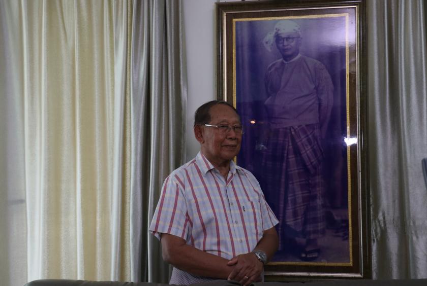 ဖခင်ဖြစ်သူ မြို့မကျောင်း တည်ထောင်ခဲ့သူ ဦးဘလွင်၏ ဓာတ်ပုံရှေ့တွင် တွေ့ရသည့် ဦးကျော်သိန်းလွင် (ဓာတ်ပုံ-ပြည့်ဖြိုးအောင်)