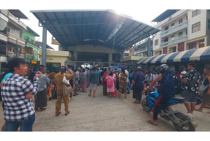 ■ ပုံစာ - မြဝတီ-မဲဆောက်  အမှတ် ၁ ချစ်ကြည်ရေးတံတားအနီး စောင့်ဆိုင်း နေသူများကို တွေ့ရစဉ်။