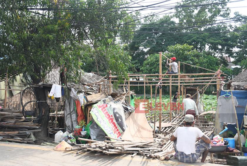 ပုံစာ - ကျူးကျော်နေအိမ်များ ဖျက်သိမ်းနေရသည်ကို တွေ့ရစဉ်