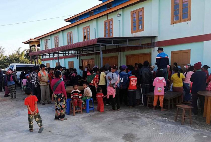  တိုက်ပွဲဖြစ်ပွားမည်ကို စိုးရိမ်ခြင်းကြောင့် နေရပ်စွန့်ကာ တိမ်းရှောင်လာကြသူများ ဒီဇင်ဘာ ၁၇ ရက် ညနေပိုင်းက မိမိနေရပ်အသီးသီးသို့ ပြန်ရန်ပြင်ဆင်နေသည်ကို တွေ့ရစဉ် 