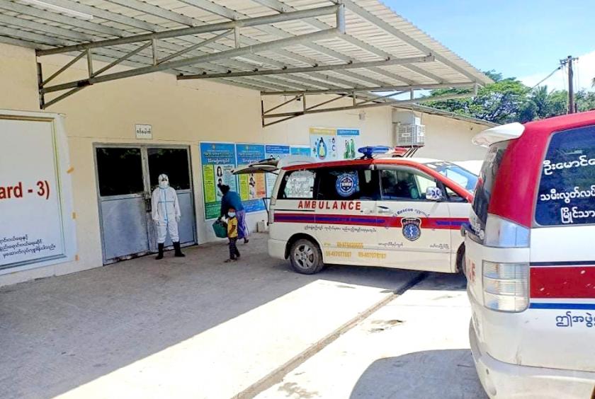 COVID-19 ပိုးတွေ့လူနာများအား ကုသမှုပေးရန် Isolation Ward - 3 သို့ ခေါ်ဆောင်လာစဉ် (ဓာတ်ပုံ- Mawlamyine Rescue Team)