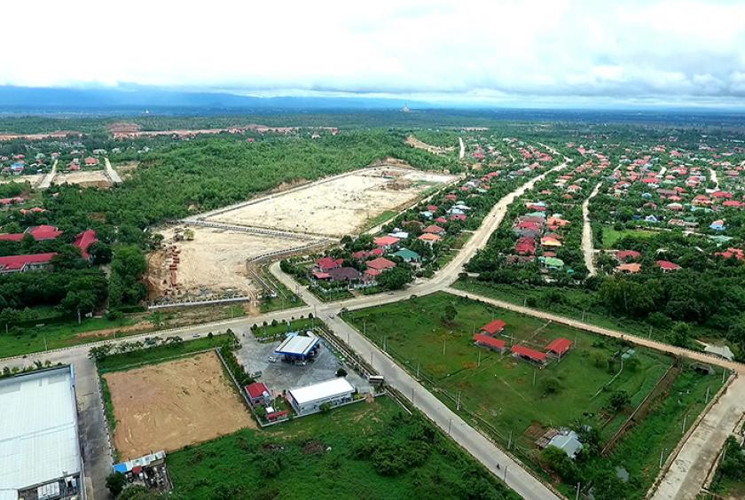 ပြည်ထောင်စုအဆင့် အကြီးအကဲများအတွက် လျာထားဖော်ဆောင်နေသည် ဟုဆိုသော ဥတ္တရသီရိမြို့နယ်ရှိ မြေကွက်များကို အပေါ်စီးမှ တွေ့ရစဉ်