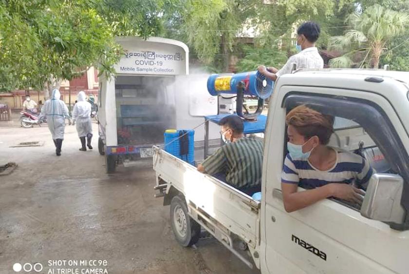 သံဃာတော်များနှင့် လူပုဂ္ဂိုလ်များအား ဆေးစစ်ပေးသည့် ယာဉ်ကို ဇူလိုင်လဆန်းက ဆေးဖြန်းနေစဉ်  (ဓာတ်ပုံ-တင်အောင်ကြည်)