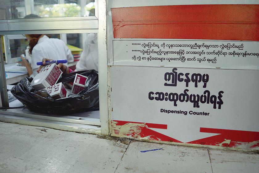 နယ်စည်းမထား ဆရာဝန်များအဖွဲ့က ဖွင့်လှစ်ထားသည့် သာကေတမြို့နယ်ရှိ ဆေးခန်းအတွင်း တစ်နေရာအား တွေ့ရစဉ် (ဓာတ်ပုံ-အိသဥ္ဇာကျော်)