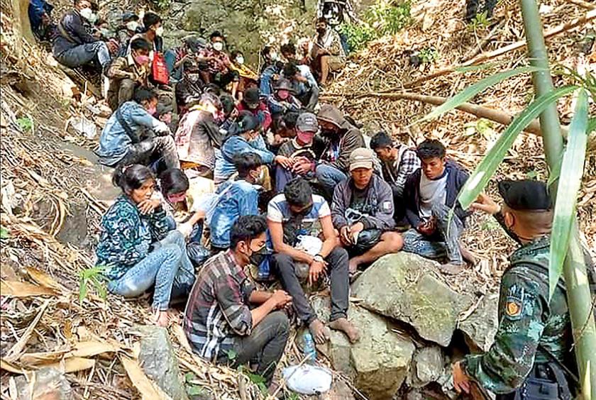 ဖမ်းဆီးခံရသူ မြန်မာနိုင်ငံသားအချို့ကို တွေ့ရစဉ်