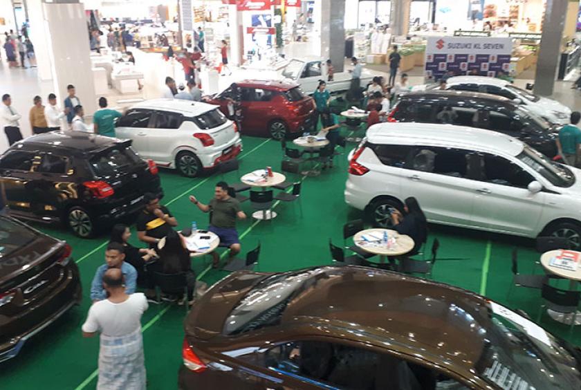 ရန်ကုန်မြို့ရှိ စျေးဝယ်စင်တာတစ်ခုတွင် ကားသစ်များ အရောင်းမြှင့်တင်နေသည်ကို တွေ့ရစဉ် (ဓာတ်ပုံ-စည်သူအောင်)