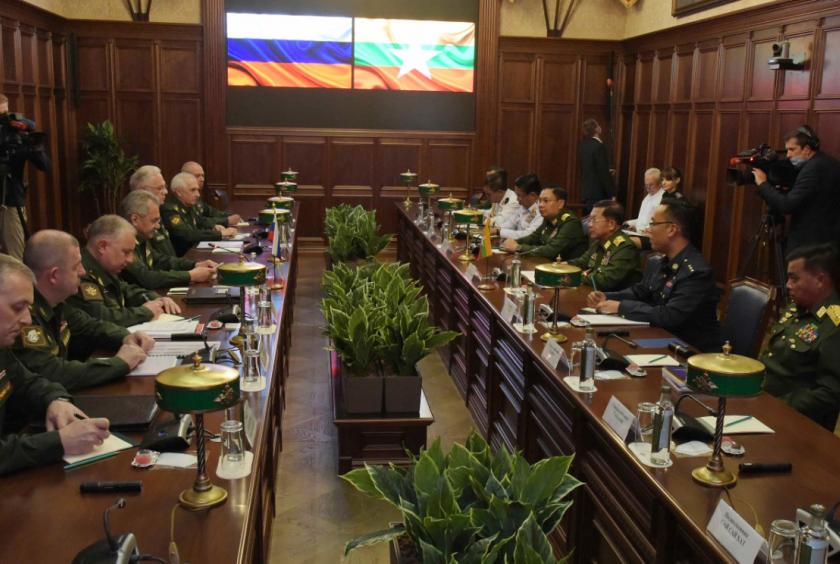 ဇွန် ၂၂ ရက်က ဗိုလ်ချုပ်မှူးကြီး မင်းအောင်လှိုင် ဦးဆောင်သောအဖွဲ့နှင့် ရုရှားကာကွယ်ရေးဝန်ကြီးတို့ ရုရှားနိုင်ငံတွင် တွေ့ဆုံစဉ်