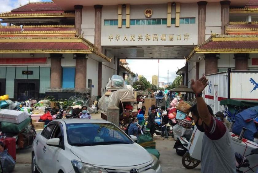 တရုတ်နိုင်ငံမှ ပြန်လည်ဝင်ရောက်လာသည့် မြန်မာရွှေ့ပြောင်းလုပ်သားများအား နန်းတော်ဂိတ်တွင် တွေ့ရစဉ်