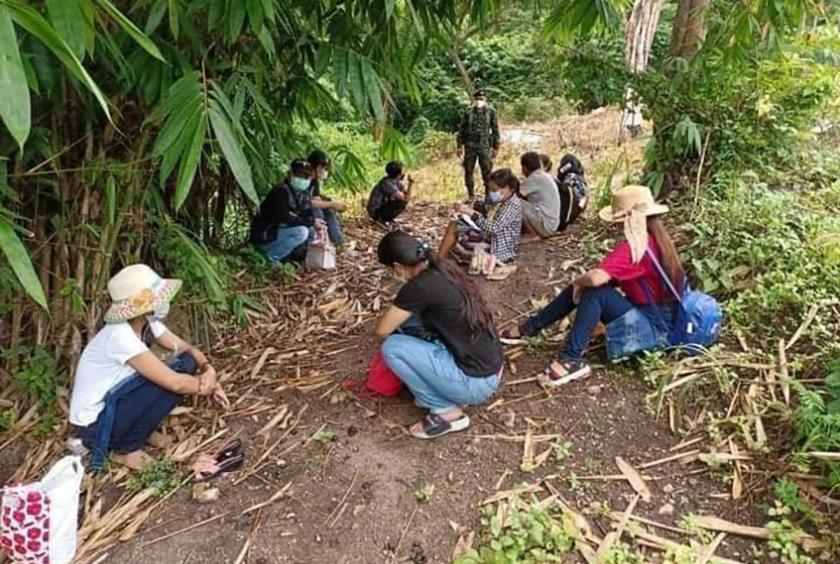 ထိုင်းနိုင်ငံဘက်သို့ တရားမဝင် ဝင်ရောက်သည့် မြန်မာနိုင်ငံသားအချို့ကို တွေ့ရစဉ်