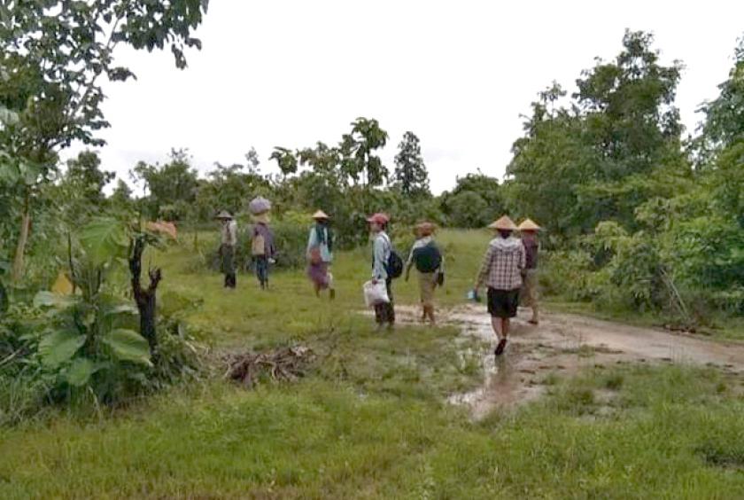 ကပေါင်းကျကျေးရွာ ဒေသခံများ ဘေးလွတ်ရာသို့  ထွက်ပြေးနေသည်ကို တွေ့ရစဉ်