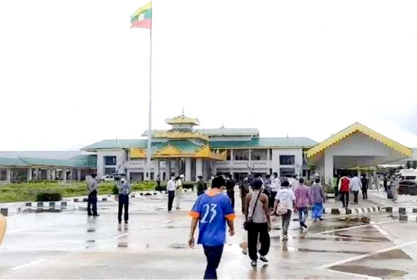 နေရပ်ပြန်မြန်မာရွှေ့ပြောင်းလုပ်သားများကို မြဝတီမြို့တွင် တွေ့ရစဉ်