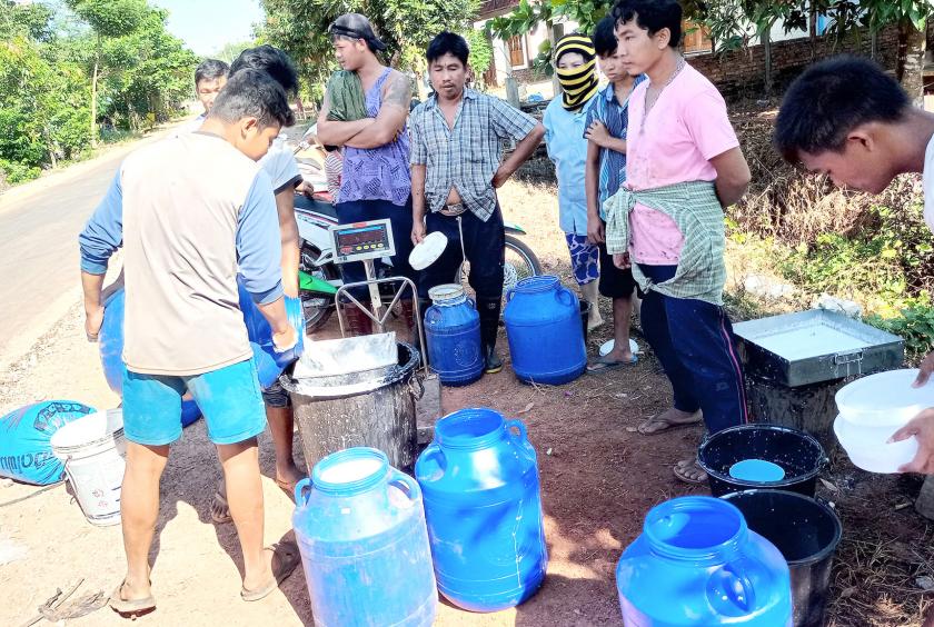 ကျိုက်မရောမြို့နယ်တွင် ရော်ဘာအရည် အရောင်းအဝယ် ပြုလုပ်နေသည်ကို တွေ့ရစဉ်