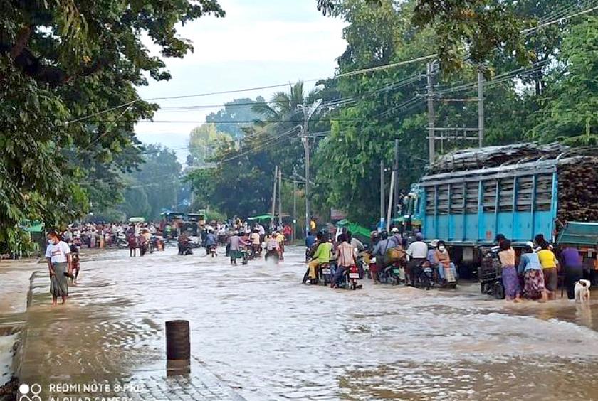 တောင်တွင်းကြီးမြို့တွင် မိုးသည်းထန်စွာ ရွာသွန်းမှုကြောင့် ရေကြီးရေလျှံမှုများ ဖြစ်ပေါ်နေစဉ် (ဓာတ်ပုံ- ကိုသုံးခွန်)