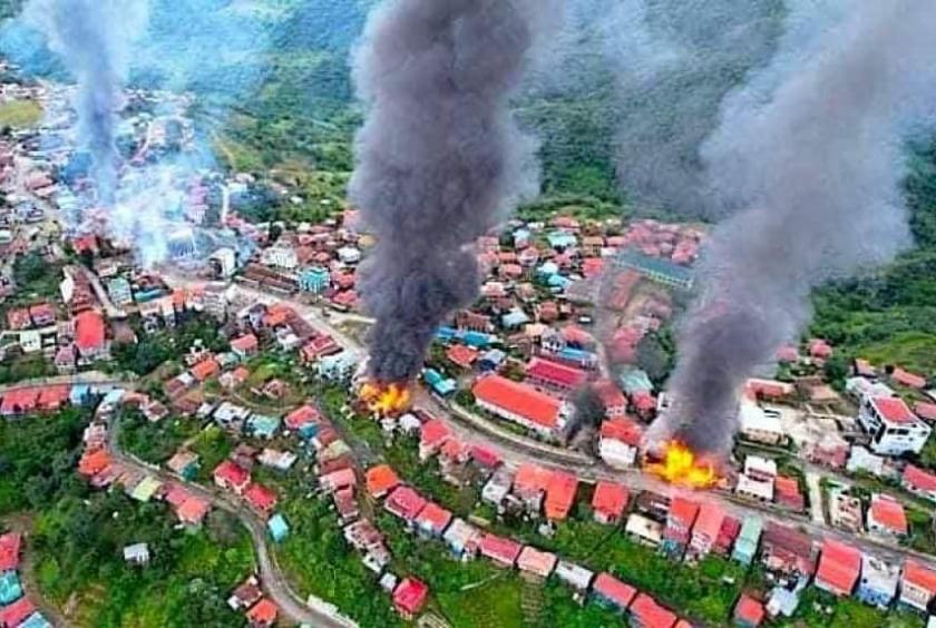 ထန်တလန်မြို့တွင် နေအိမ်များ မီးလောင်နေသည်ကို တွေ့ရစဉ် (Photo: TWITTER via The Straits Times/ANN)