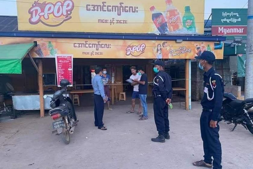လားရှိုးမြို့အတွင်း ဈေးဆိုင်များကို တာဝန်ရှိသူတို့က ကိုဗစ်စည်းကမ်းများနှင့်အညီ ဖွင့်လှစ်နိုင်ရေး လိုက်လံစစ်ဆေးနေစဉ် (ဓာတ်ပုံ-နေမျိုး)
