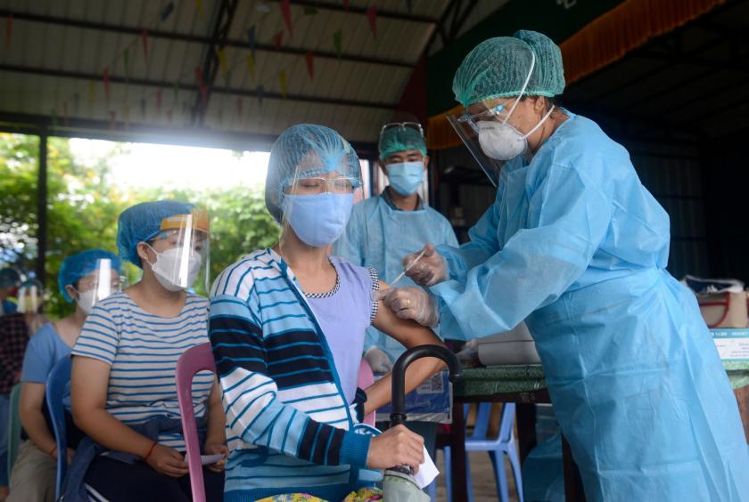 လားရှိုးမြို့ဒေသခံများအား အထက (၃) ကျောင်းတွင် COVID-19 ကာကွယ်ဆေးထိုးနှံပေးနေစဉ် (ဓာတ်ပုံ-ထွန်းနေလှိုင်၊ နောင်ပိန်)