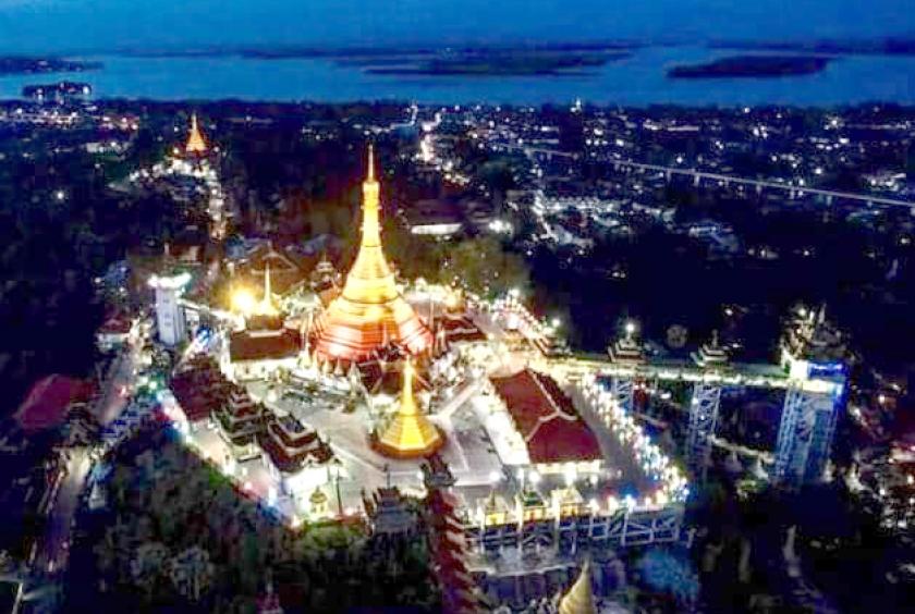 မော်လမြိုင်မြို့ရှိ ကျိုက်သလ္လံစေတီတော်ကို ဖူးတွေ့ရစဉ်