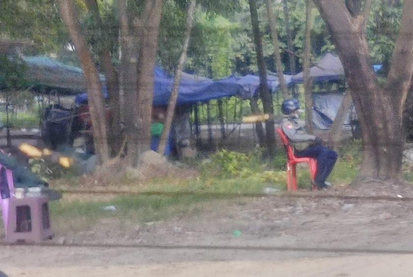 ပစ်ခတ်မှုများဖြစ်ပွားပြီးနောက် သန်လျင်တံတားအဆင်း သာကေတဘက်ခြမ်း သန်လျင်မီးပွိုင့်အနီး ပတ်ဝန်းကျင်တွင် လုံခြုံရေးရယူထားမှုကို တွေ့ရစဉ်