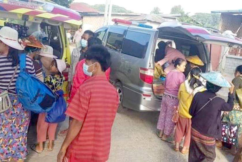 နေရပ်ပြန်မည့် စစ်ဘေးရှောင်များကို တွေ့ရစဉ် (ဓာတ်ပုံ- နယ်စည်းမခြားပရဟိတအသင်း (သီပေါ))