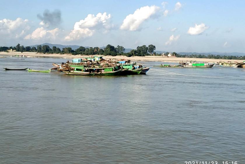 ရွှေကူမြို့နယ် ဧရာဝတီမြစ်အတွင်း  ရွှေကျင်နေသည့် စက်လှေအချို့ကို တွေ့ရစဉ်