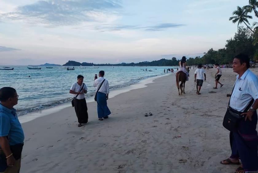 ငပလီကမ်းခြေသို့ လာရောက်လည်ပတ်ကြသူများကို ပြီးခဲ့သည့် ဒီဇင်ဘာလကုန်ခန့်က တွေ့ရစဉ်