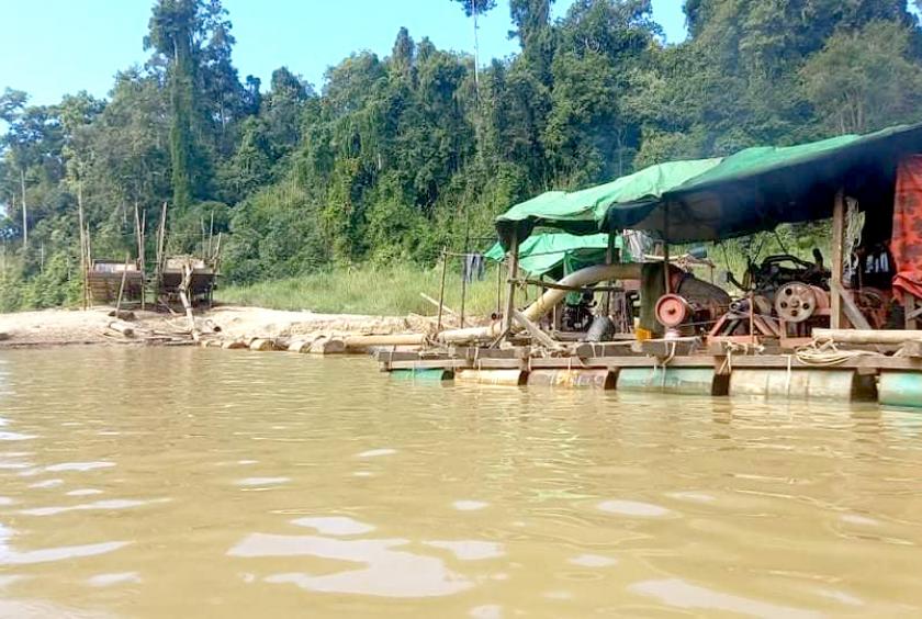 ချင်းတွင်းမြစ်၏ ချောင်းလက်တက်ဖြစ်သော နမ့်ဖီးလင်းချောင်းတွင် ရွှေတူးဖော်မှုများ ပြုလုပ်နေစဉ်