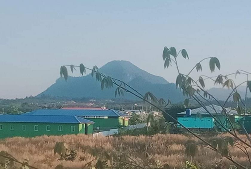 တိုက်ပွဲဖြစ်ပွားမှုကြောင့် လူသူကင်းမဲ့နေသည့် လေးကေ့ကော်မြို့သစ်အား တွေ့ရစဉ်