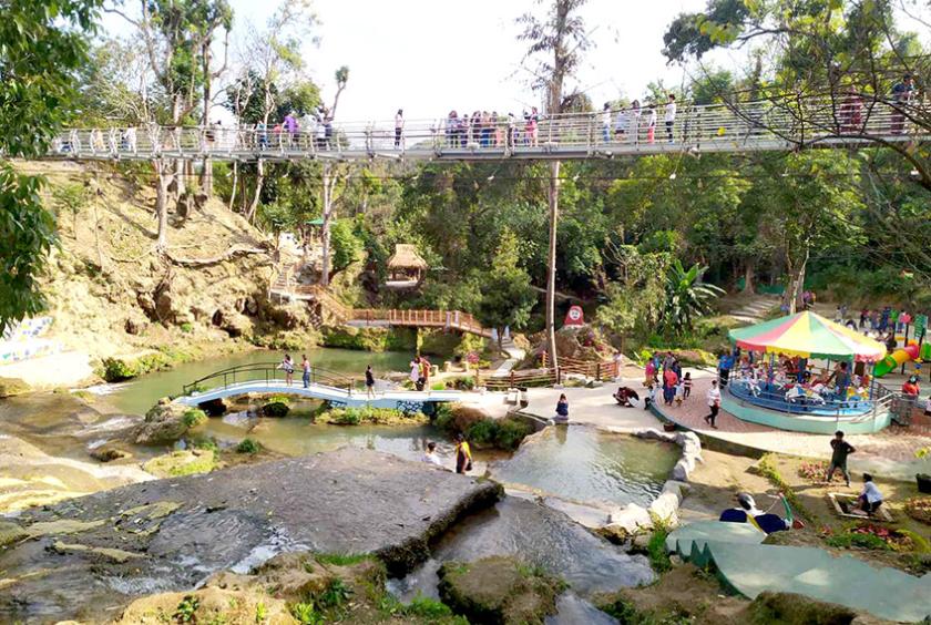 ပွဲကောက်ရေတံခွန်သို့ လာရောက်လည်ပတ်သူများကို တွေ့ရစဉ်