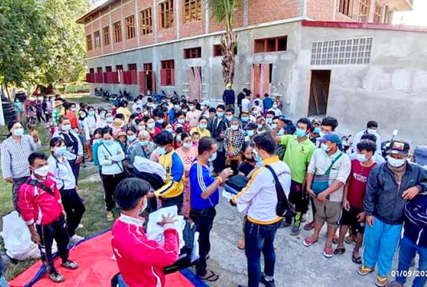 နယ်စည်းမခြားပရဟိတအသင်း (သီပေါ) နှင့် အလှူရှင်များက စစ်ရှောင်ပြည်သူများအား လှူဒါန်းထောက်ပံ့နေစဉ် (ဓာတ်ပုံ-နယ်စည်းမခြား ပရဟိတအသင်း (သီပေါ))