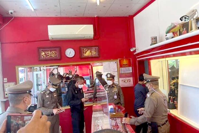 အခင်းဖြစ်ရွှေဆိုင်အတွင်း ထိုင်းတာဝန်ရှိသူများက လာရောက်စစ်ဆေးနေစဉ်