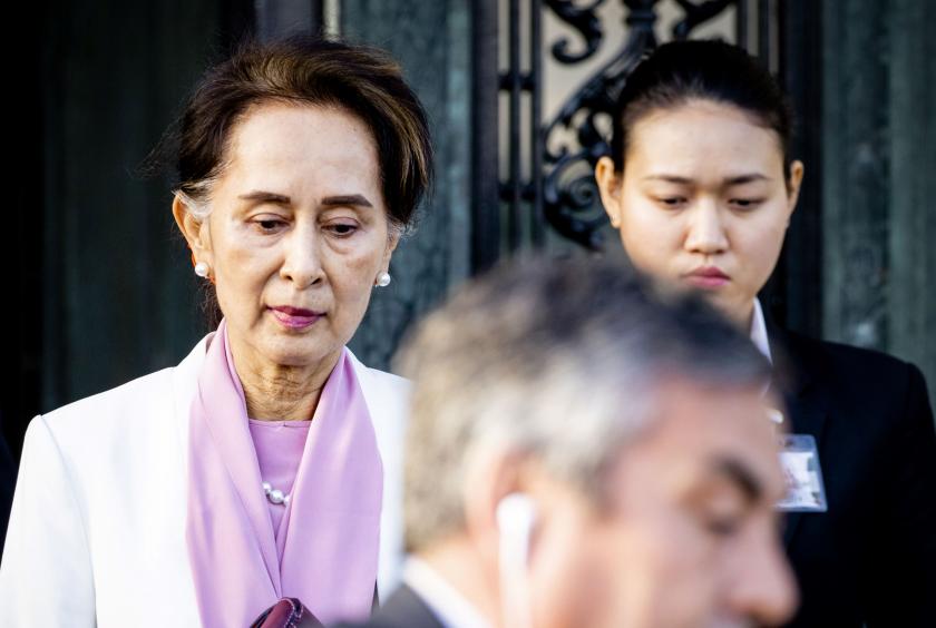 ဒီဇင်ဘာ ၁၂ ရက်က ICJ ၌ စစ်ဆေးကြားနာမှု ပထမပိုင်း ပြီးဆုံးချိန်တွင် တရားရုံးမှ ထွက်လာသည့်  ဒေါ်အောင်ဆန်းစုကြည်အား တွေ့မြင်ရစဉ်  (Photo: AFP)