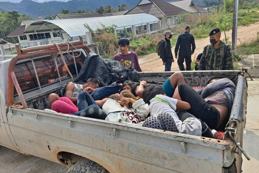 ထိုင်းနိုင်ငံဘက်သို့ တရားမဝင် ဝင်ရောက်သဖြင့် ဖမ်းဆီးခံနေရသော မြန်မာနိုင်ငံသားများကို တွေ့ရစဉ်  (ဓာတ်ပုံ - CJ)