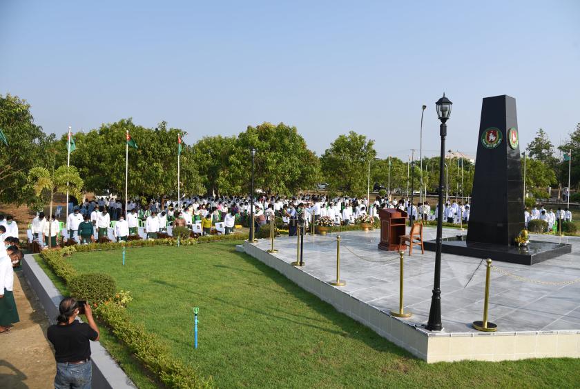 လုပ်ကြံမှုများကြောင့် သေဆုံးခဲ့သော ပြည်ခိုင်ဖြိုးပါတီဝင်များအတွက် ပါတီရုံးချုပ်တွင် စိုက်ထူထားသည့် ကမ္ပည်းမော်ကွန်းအထိမ်းအမှတ်ကျောက်တိုင်ကို တွေ့ရစဉ်