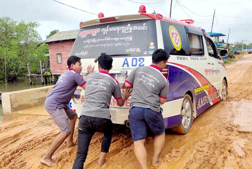 ထားဝယ်-မြိတ်လမ်းပိုင်းတွင် ကားလမ်းရေကျော်မှုနှင့် သစ်ပင်လဲပြိုနေမှုကို တွေ့ရစဉ်