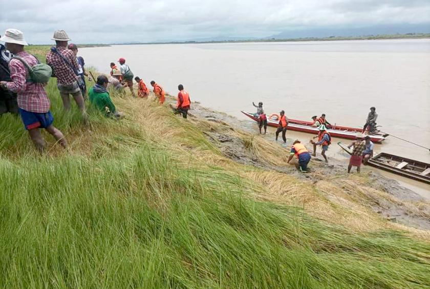 ရေစီးဖြင့် မျောပါပျောက်ဆုံးနေသူများကို ရှာဖွေနေစဉ် (ဓာတ်ပုံ- CJ)