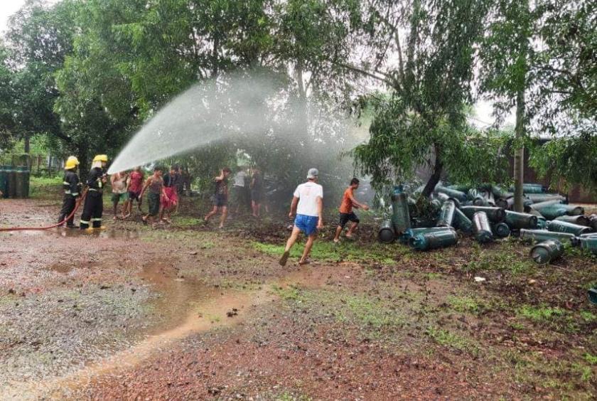 ဂက် (စ်) အိုးများတင်ဆောင်လာသော ၂၂ ဘီးယာဉ် တိမ်းမှောက်ခဲ့ပြီးနောက် ဂက် (စ်) အိုးများ ပြန့်ကျဲနေသည်ကို တွေ့ရစဉ် (ဓာတ်ပုံ- MFSD)