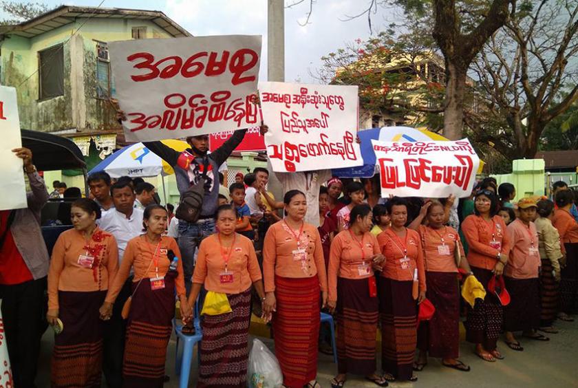 နိုင်ငံတော်အတိုင်ပင်ခံပုဂ္ဂိုလ်၏ တနင်္သာရီတိုင်းဒေသကြီးခရီးစဉ် ပထမနေ့အဖြစ် မြိတ်မြို့သို့ရောက်ရှိစဉ် လူထုတွေ့ဆုံပွဲပြုလုပ်မည့် ပုလဲရတနာခန်းမရှေ့တွင်  ဒေသခံအချို့က ပိုစတာဆိုင်းဘုတ်များကိုင်ဆောင်၍ တောင်းဆိုစဉ်