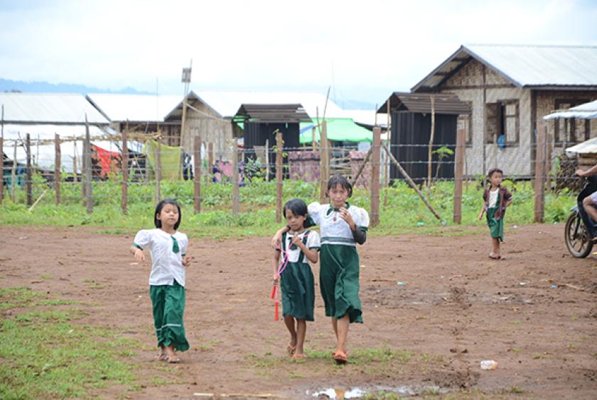 နိုင်ငံတကာ မြစ်ချောင်းများနေ့တွင် ဒေသခံများ၊ လူမှုအဖွဲ့အစည်းများ ပူးပေါင်း၍ မြစ်ဆုံစီမံကိန်း အပြီးတိုင်ရပ်ဆိုင်းရေး၊ ဧရာဝတီကို ကယ်တင်ရေး တောင်းဆို ဆန္ဒပြုနေသည်ကို၂၀၁၆ ခုနှစ် မတ် ၁၄ ရက်က တွေ့ရစဉ် (ဓာတ်ပုံ-ထွန်းလင်းအောင်)
