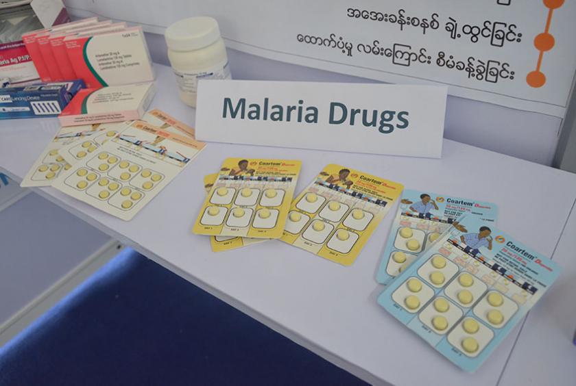၂၀၁၅ ခုနှစ် အမျိုးသားအဆင့် ကျန်းမာရေးညီလာခံ၏ ကျန်းမာရေးဆိုင်ရာပြခန်းတွင် ငှက်ဖျားဆေးဝါးများကို ပြသထားသည်ကို တွေ့ရစဉ် (Photo: ဓာတ်ပုံ-အိသဥ္ဇာကျော်)